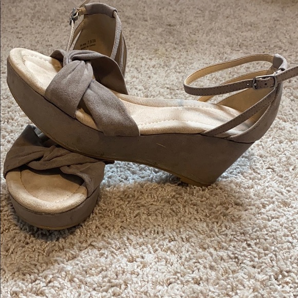 Tan wedges - Picture 2 of 3
